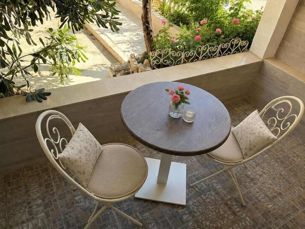 Terrace table with roses at Guest House Damir in Makarska
