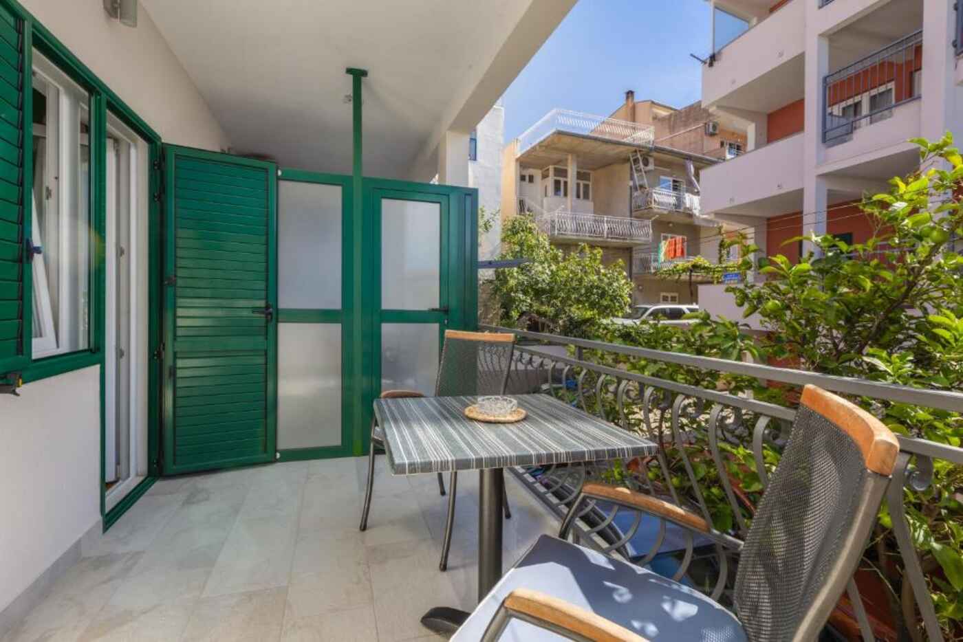 Balcony with table and chairs overlooking Makarska